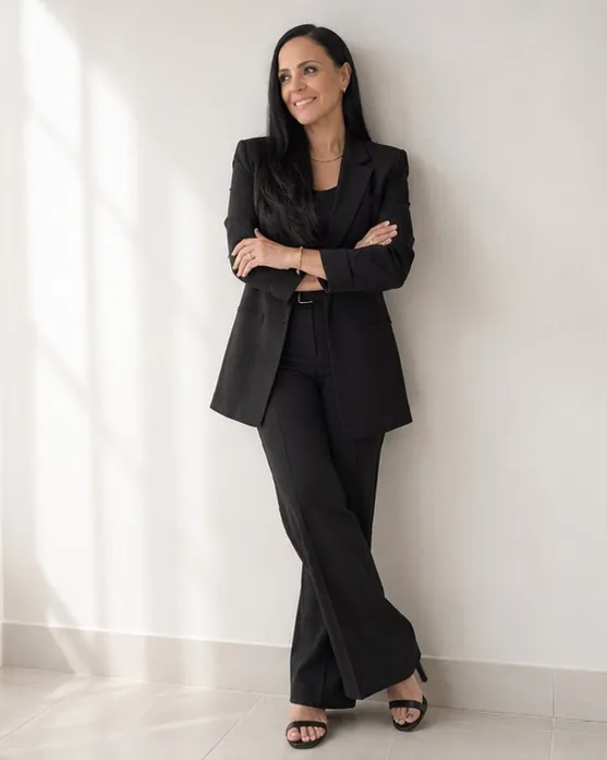Daniela Pontarolo em retrato de corpo inteiro