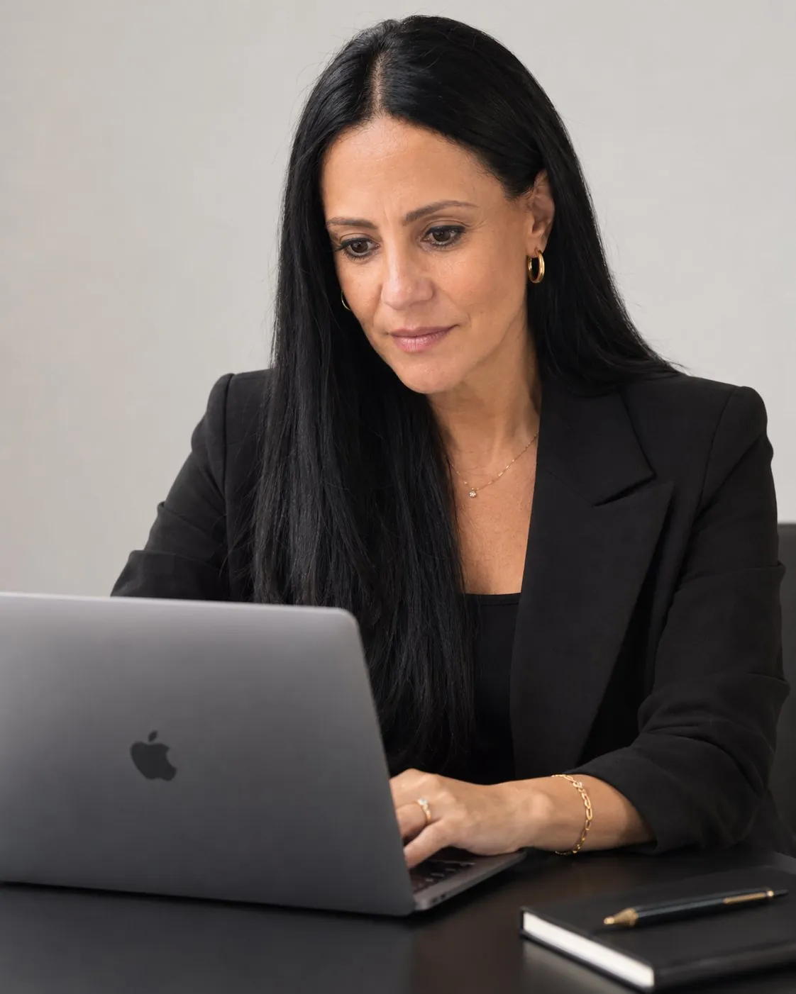 Daniela Pontarolo trabalhando em um projeto no notebook