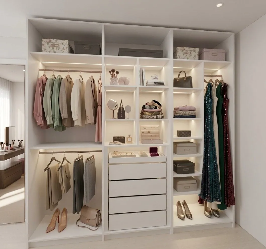 Closet branco com nichos iluminados